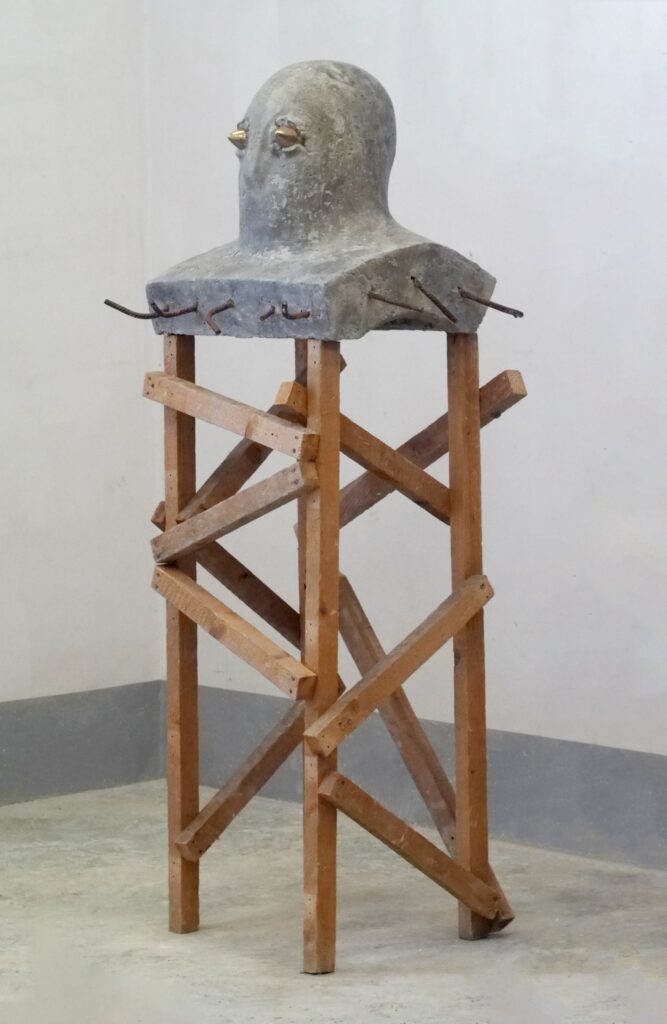 ŚWIADEK,
2024, beton, brąz, drewno, 170 × 65 × 55 cm