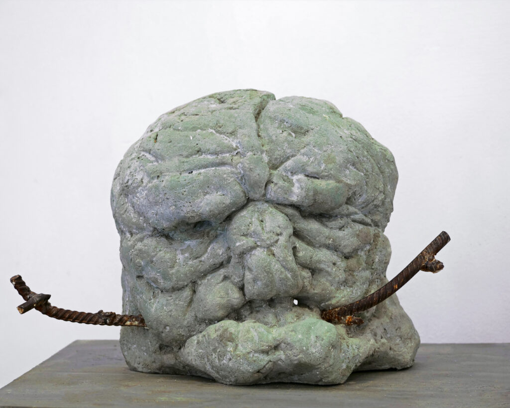 WIĘZIEŃ, 2024, beton, stal, 35 × 25 × 34 cm