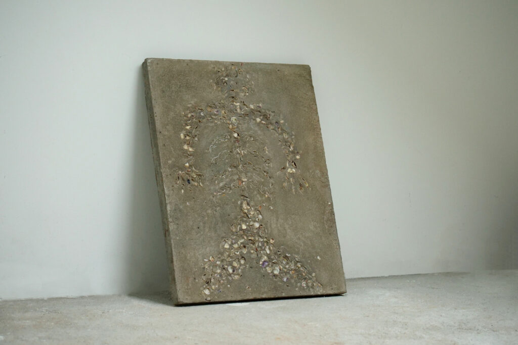 SYRENA, 2024, beton, muszelki , 78 × 55 × 45 cm