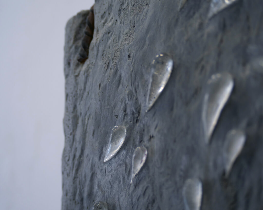 WIR, 2024, żywica, 41 × 60 × 14  cm

