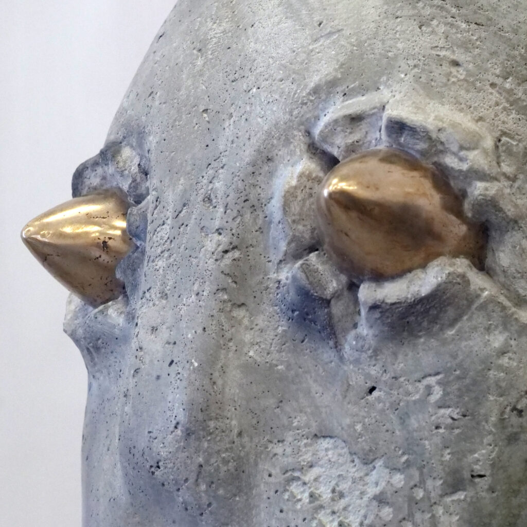 ŚWIADEK, 2024, beton, brąz, drewno, 170 × 65 × 55 cm
